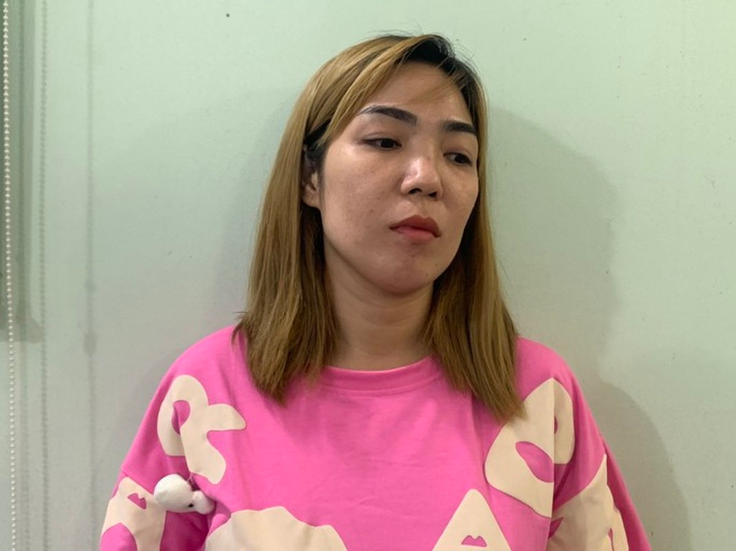  Cô gái bị lôi khỏi ô tô, lột quần áo giữa phố: Cuối tháng 3/2023, Công an TP Thủ Dầu Một phối hợp Công an tỉnh Bình Dương tạm giữ 3 đối tượng trong vụ lột đồ, cắt tóc 1 cô gái ngay giữa đường để điều tra làm rõ hành vi "Làm nhục người khác". Danh tính 3 người này gồm: Tằng Xỉu Phùng (SN 1990), Nìm Thuỳ Trang (SN 1989) và Hỷ Hướng Xường (SN 1960). Qua điều tra, anh Vòng Màng Khương (SN 1991, ngụ Đồng Nai) và vợ là Tằng Xỉu Phùng mâu thuẫn nên sống ly thân. (Ảnh đối tượng Tằng Xỉu Phùng) 