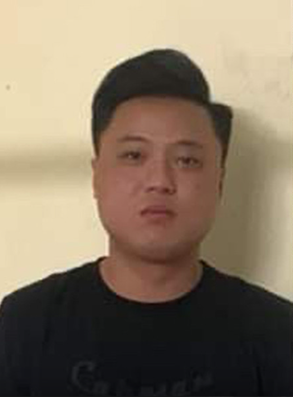  Gã trai đánh ghen, chặn ô tô đập phá giữa trung tâm TP HCM: Đầu tháng 11/2022, Công an quận 1, TP HCM đã quyết định khởi tố vụ án, khởi tố bị can và thi hành lệnh bắt tạm giam đối với Nguyễn Hoàng Khắc Huy (28 tuổi, ngụ huyện Củ Chi) về tội “Huỷ hoại tài sản”. Theo điều tra, 0h30 rạng sáng 22/6/2022, chị H.T.D.P (23 tuổi, quê An Giang) từ một quán ở đường Võ Văn Kiệt, phường Cô Giang, quận 1 có nhờ anh N.M.N (24 tuổi) chở về nhà bằng ô tô. Lúc này, Huy cùng một người bạn đi xe gắn máy ngang qua. 