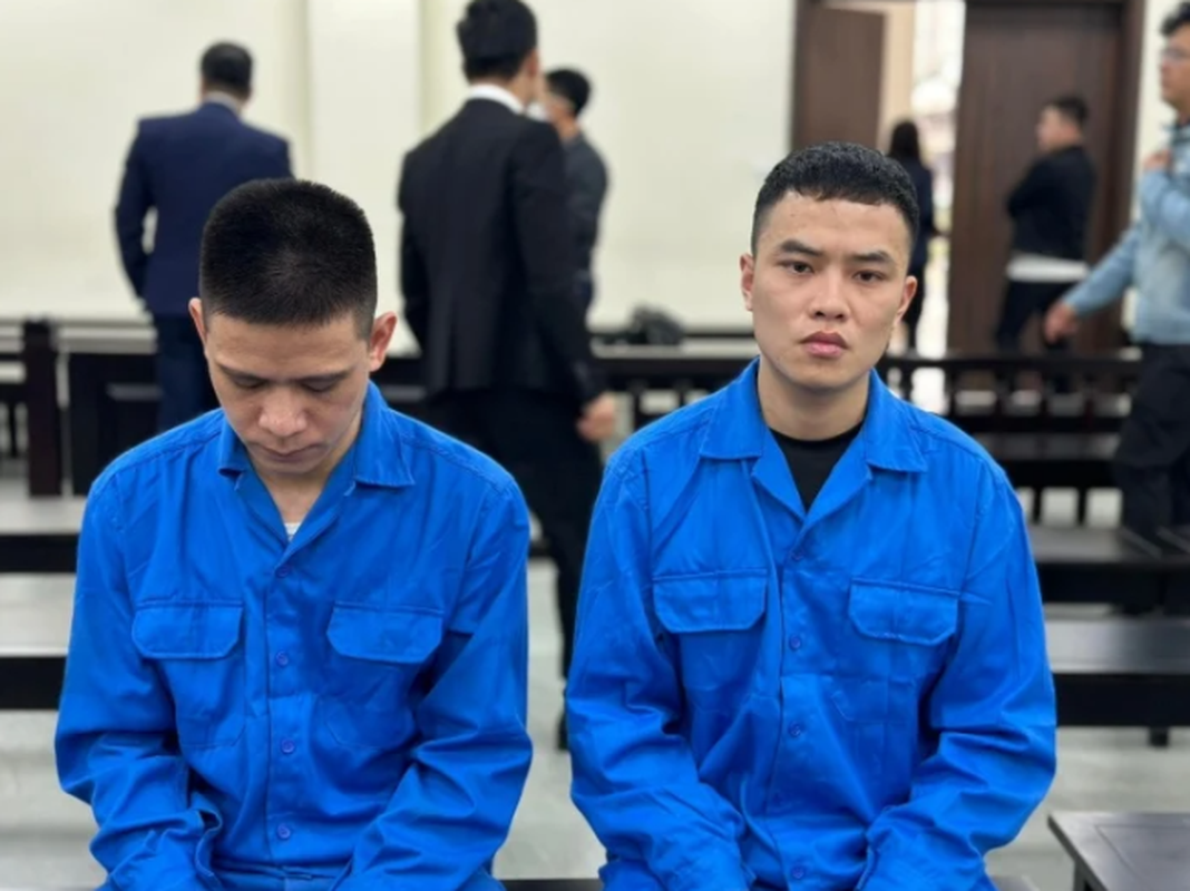 Đến tháng 8/2022, Thức phát hiện chị T. có quan hệ tình cảm với anh Nguyễn Quang Th. (SN 1995) nên giữa bị cáo và nhân tình xảy ra mâu thuẫn. Khoảng 23h20 ngày 15/9/2022, Thức chuẩn bị dao bấm, bắt taxi từ Thái Nguyên về Hà Nội để tìm tình địch. Khi thấy anh Th. đi xe máy chở chị T. trên đường Láng Hạ, Thức bảo lái xe taxi vượt lên ép xe máy của anh Th. vào lề đường rồi đâm tử vong nạn nhân và bắt giữ chị T. Trên đường lên Thái Nguyên, T. còn dùng dao đâm khiến nạn nhân bị tổn hại 20% sức khỏe. 