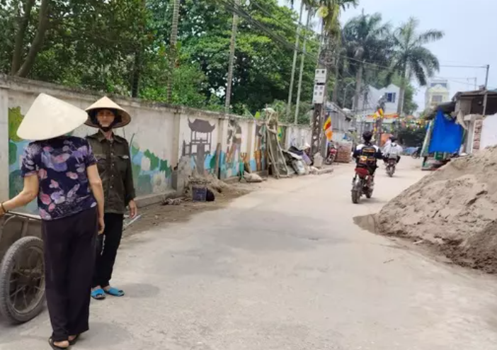 Cũng theo người phụ nữ này, hoàn cảnh gia đình Bích cũng có phần đặc biệt. Bố mẹ bỏ nhau từ khi Bích còn nhỏ. Sống với bố và mẹ kế, không được quan tâm nhiều nên Bích phải nghỉ học khá sớm. "Vài năm trước, Bích phải đi tù vì liên quan đến ma túy. Đến đầu năm 2022 thì được thả. Sau khi ra tù Bích ít khi xuất hiện ở quê nên chúng tôi cũng không biết Bích làm công việc gì. Thời gian gần đây bố của Bích lâm bệnh nặng, không biết lần phạm tội này Bích còn cơ hội để về gặp bố nữa không", người hàng xóm chia sẻ. (Người dân xã Hiệp Thuận bàn tán về vụ việc) 