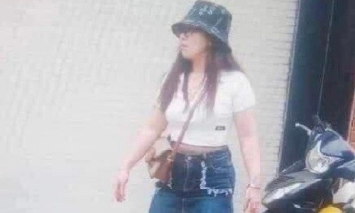 Mới đây, Công an huyện Phúc Thọ, TP.Hà Nội, cho biết, đơn vị này vừa khởi tố bị can đối với Hồ Thị Bích (SN 1996, ở xã Hiệp Thuận, huyện Phúc Thọ) về tội Giết người. Hồ Thị Bích là đối tượng đã dùng dao đâm 3 người trong đám cưới ở xã Phụng Thượng, huyện Phúc Thọ vào ngày 9/5 khiến 1 người tử vong, 2 người bị thương.