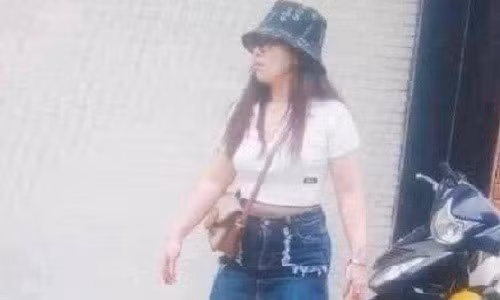 Mới đây, Công an huyện Phúc Thọ, TP.Hà Nội, cho biết, đơn vị này vừa khởi tố bị can đối với Hồ Thị Bích (SN 1996, ở xã Hiệp Thuận, huyện Phúc Thọ) về tội Giết người. Hồ Thị Bích là đối tượng đã dùng dao đâm 3 người trong đám cưới ở xã Phụng Thượng, huyện Phúc Thọ vào ngày 9/5 khiến 1 người tử vong, 2 người bị thương.