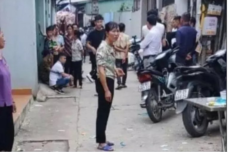 Một người phụ nữ 70 tuổi (hàng xóm nhà Bích) cho biết, từ nhỏ Bích đã không được ngoan ngoãn như những đứa trẻ bình thường. Gặp người lớn thường xuyên có thái độ không tốt. Có lần bố của Bích mâu thuẫn với một người phụ nữ trong xóm, Bích đã vác dao sang nhà người phụ nữ này để xử lý. May mà hôm đó có nhiều người can ngăn nên không có gì nghiêm trọng". 