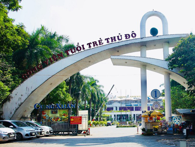 Ngày 18/5, lực lượng chức năng phường Thanh Nhàn (quận Hai Bà Trưng, Hà Nội) tiến hành tháo dỡ, phá bỏ những công trình sai phạm trong Công viên Tuổi trẻ Thủ đô, theo chỉ đạo của UBND thành phố Hà Nội. Công trình sai phạm bị phá bỏ đầu tiên là nhà của sân bóng tại khu vực cổng đường Thanh Nhàn và nhà nổi trên hồ. 