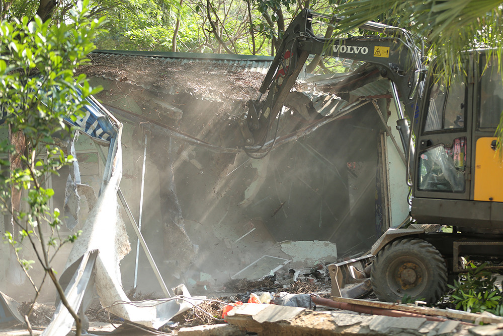 Sau khi phá dỡ toàn bộ công trình sai phạm, phường Thanh Nhàn sẽ bàn giao Công viên Tuổi trẻ Thủ đô về cho UBND quận Hai Bà Trưng để đầu tư, cải tạo theo quy hoạch nhằm phục vụ người dân và du khách. Dự kiến, trước 30/6 sẽ tháo dỡ 4 hạng mục gồm: Sân bóng, sân tennis, nhà nổi giữa hồ và trung tâm hợp tác. Các hạng mục khác sẽ được xử lý trong tháng 8, đến tháng 9 bàn giao về cho UBND quận Hai Bà Trưng.