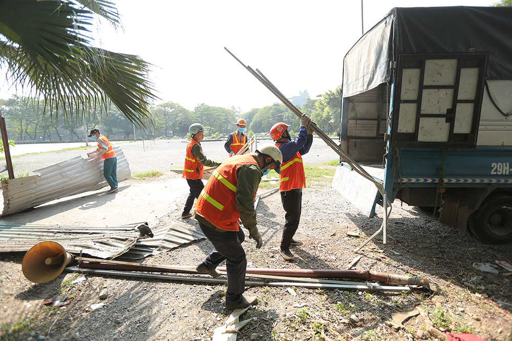 Công viên Tuổi trẻ có tổng diện tích mặt bằng khoảng 26,43ha thuộc phường Thanh Nhàn (Hai Bà Trưng). Vào những năm 1995, diện tích trên là bãi đất hoang, bãi đáp của một số đối tượng bất hảo, nơi chích hút, buôn bán của những kẻ nghiện ma túy nên được gọi là "xóm liều." 