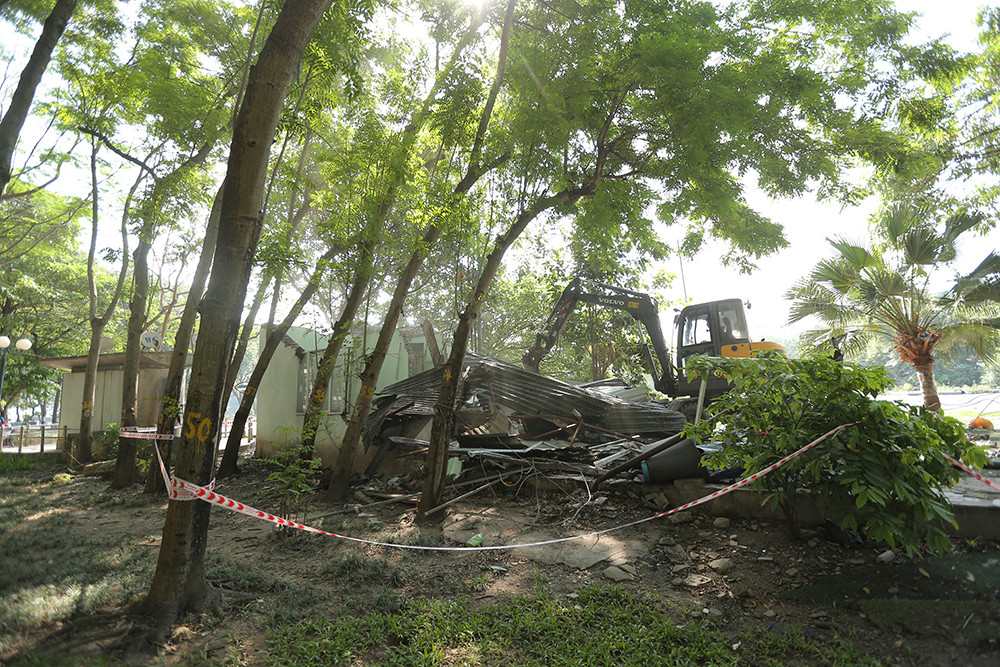 Cũng trao đổi với PV, chị P. sống gần công viên cho biết: "Nếu chính quyền địa phương mà làm được triệt để thì người dân chúng tôi rất mừng. Chúng tôi mong trả lại hiện trạng ban đầu của công viên. Hiện nay, có chỗ còn lấn ra hẳn bờ kè của hồ thì lấy đường nào mà đi. Nơi đây còn có trung tâm tổ chức tiệc cưới, nếu của chính quyền đứng ra tổ chức thì người dân chúng tôi rất đồng tình, nhưng nếu một cá nhân lấn chiếm thì nên tháo dỡ trả lại hiện trạng". 