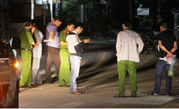 Qua những vụ án trên, Công an huyện Đông Anh, TP Hà Nội khuyến cáo người dân, nhất là phụ nữ, hạn chế đi lại vào ban đêm, ở những khu vực đường vắng. Trong trường hợp cần thiết, nên đi nhiều người và tránh vừa lái xe vừa sử dụng điện thoại, tạo sơ hở cho kẻ xấu bám theo, gây án. Trong trường hợp không may gặp cướp, có hung khí, bị hại cần cố gắng giữ bình tĩnh, tìm cách đảm bảo an toàn tính mạng, nhanh chóng đến cơ quan công an để trình báo, phối hợp với lực lượng chức năng điều tra, truy bắt đối tượng gây án. (Ảnh minh họa) 