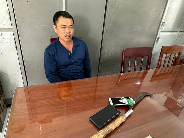  Dùng rựa khống chế cướp tài sản của nữ công nhân: Tối 8/5. khi đang trên đường đi làm về qua khu vực xóm 3 (thôn Phú Lộc, xã Tịnh Phong, huyện Sơn Tịnh, tỉnh Quảng Ngãi), chị Đ.T.T. (31 tuổi – công nhân tại Khu công nghiệp VSIP) bị Dương Đại (40 tuổi, trú xã Tịnh Hòa, TP Quảng Ngãi) dùng rựa chặn xe, đe doạ và cướp điện thoại di động trị giá khoảng 25 triệu đồng, rồi bỏ trốn. Sau vài giờ gây án, Đại đã bị Công an huyện Sơn Tịnh bắt giữ. 