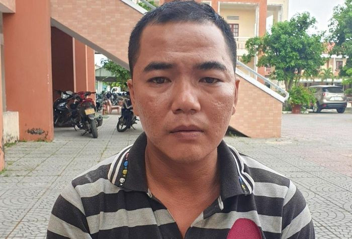  Nam thanh niên lợi dụng đêm tối để cướp giật tài sản của phụ nữ: Ngày 10/5, Công an thị xã Điện Bàn, tỉnh Quảng Nam, đã ra lệnh giữ người trong trường hợp khẩn cấp đối với Nguyễn Văn Vũ (31 tuổi, ở Đắk Lắk) để làm rõ hành vi cướp giật tài sản. Theo đó, Vũ lợi dụng đêm tối để bám theo những phụ nữ chạy xe máy một mình rồi cướp giật tài sản. Tại cơ quan điều tra, Vũ khai đã thực hiện 2 vụ cướp giật túi xách của chị H.T.T.T. (25 tuổi, ở huyện Phú Ninh, Quảng Nam) và chị Đ.T.T.Th. (27 tuổi, ở phường Hòa Minh, quận Liên Chiểu, TP Đà Nẵng) 