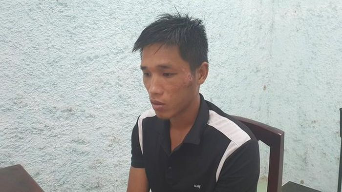  Dùng dao uy hiếp phụ nữ đi đường cướp tài sản: Tối 6/5, tại đoạn đường bê tông trước trụ sở thôn Tăng Hòa, xã Canh Vinh, huyện Vân Canh, tỉnh Bình Định, Lê Văn Phúc (27 tuổi; ngụ xã Phước Thành, huyện Tuy Phước) đi xe máy đến chặn trước đầu xe của chị N.T.T.L (38 tuổi, ngụ địa phương) rồi kề dao vào cổ đe dọa để cướp tài sản. Phúc dùng tay kẹp cổ, đè chị L. xuống đường và lấy 1 điện thoại di động trong túi quần nạn nhân rồi bỏ chạy. Ngày 10/5, Phúc bị Công an huyện Vân Canh khởi tố bị can, thực hiện lệnh bắt khẩn cấp. 