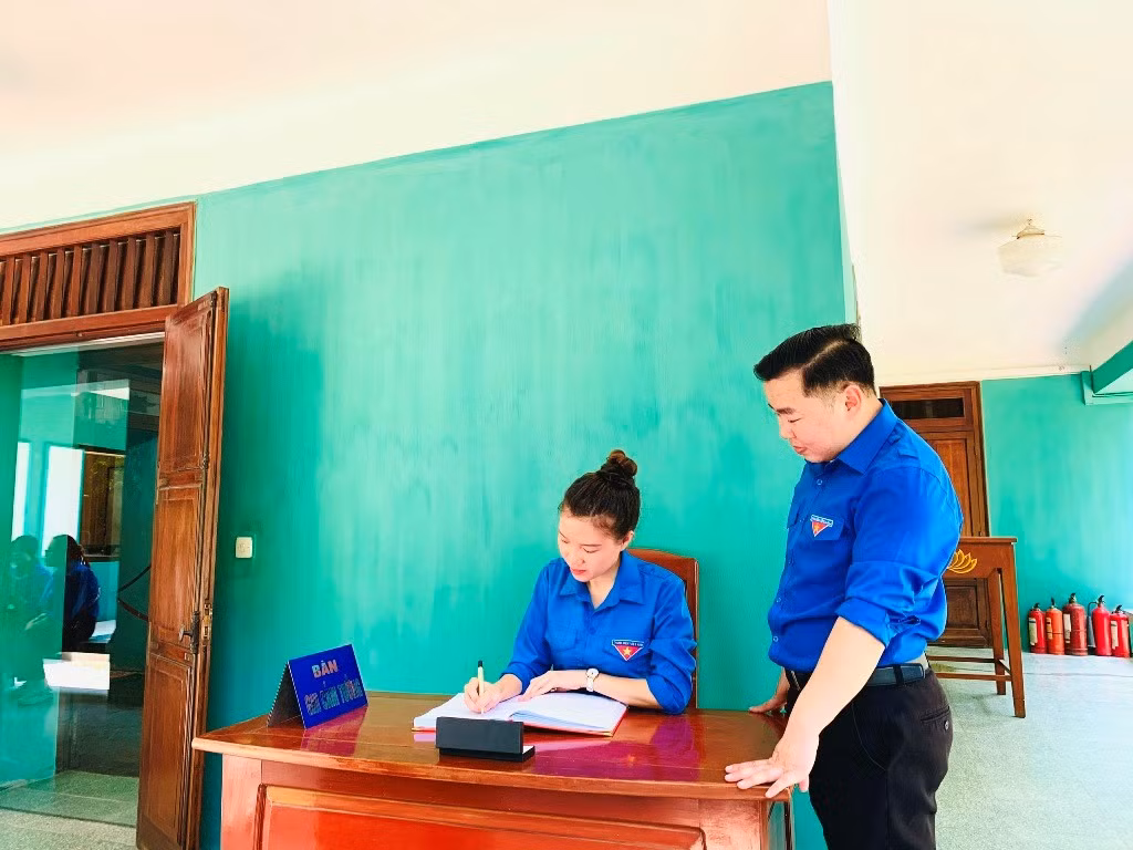 Doan Thanh nien Lien hiep Hoi Viet Nam vieng lang Bac-Hinh-4