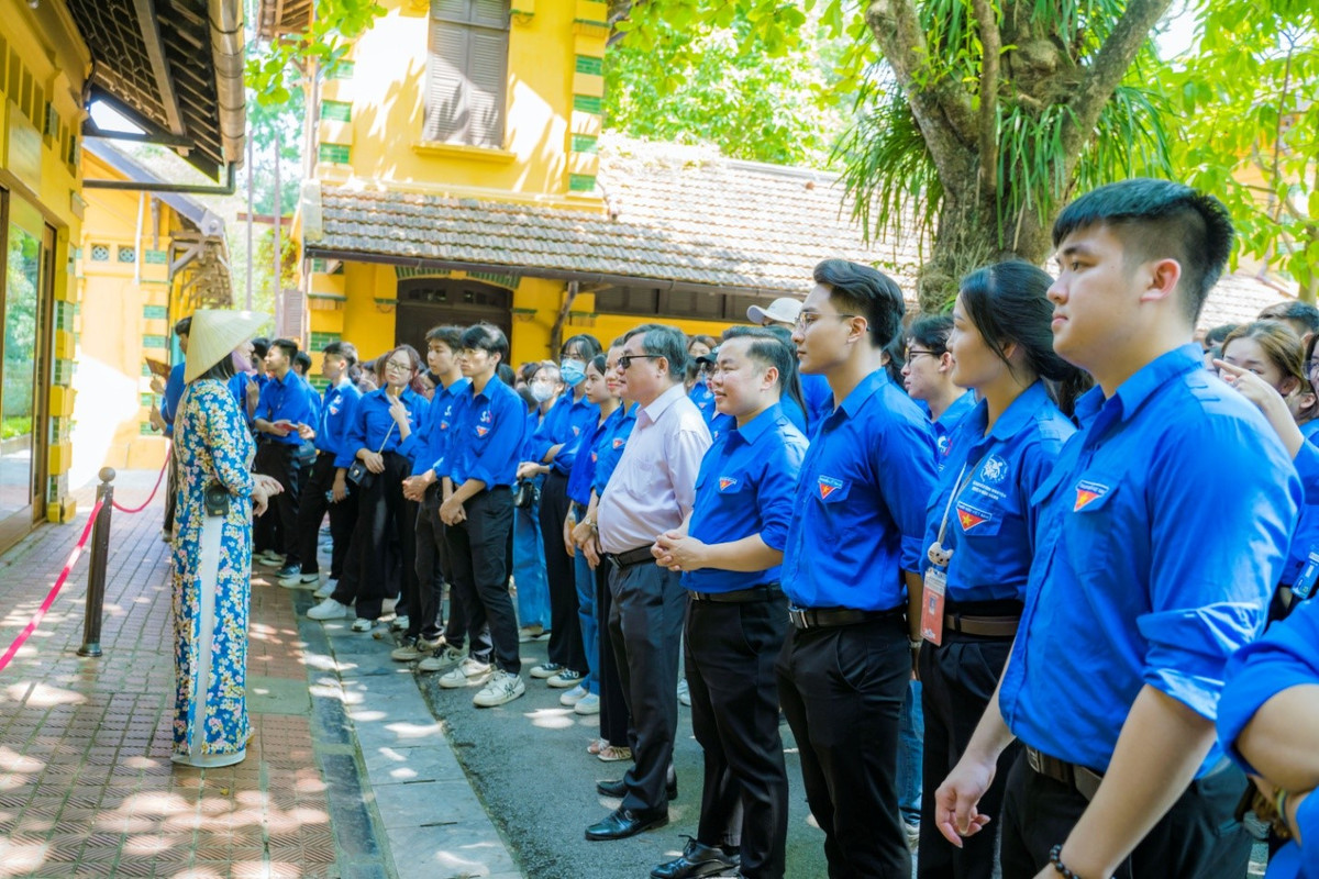 Doan Thanh nien Lien hiep Hoi Viet Nam vieng lang Bac-Hinh-2