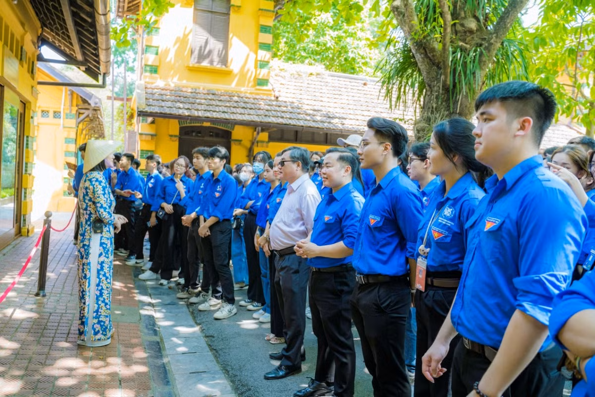 Doan Thanh nien Lien hiep Hoi Viet Nam vieng lang Bac-Hinh-2