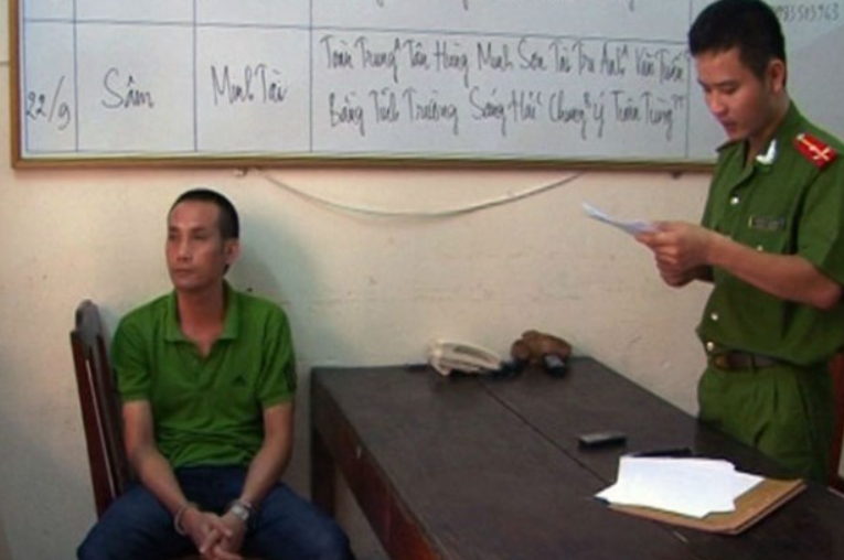 Trước đó, năm 2014, Tuấn "thần đèn" đã bị TAND tỉnh Thanh Hóa tuyên phạt 5 năm tù giam vì đánh ông Bùi Hữu Thược - Giám đốc Công ty Sao Khuê (trụ sở tại xã Quảng Thịnh, TP.Thanh Hóa) sau khi ông Thược vay số tiền 2 tỷ đồng, nhưng bị tính lãi lên tới 8 tỷ đồng, mất khả năng chi trả. Mới ra tù, Tuấn "thần đèn" đã gây ra sự việc gây rối trật tự công cộng như trên.