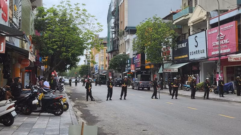 Ngày 11/5, lực lượng chức năng tiến hành ngăn đường, không cho các phương tiện và người dân qua lại khu vực trước nơi ở của Nguyễn Anh Tuấn (tức Tuấn "thần đèn") tại phường Lam Sơn, TP Thanh Hóa, tỉnh Thanh Hóa. Sự việc không chỉ gây chú ý cho nhiều người dân mà thông tin này còn được chia sẻ mạnh trên mạng xã hội. Tại Thanh Hóa, nhiều người biết đến cái tên Tuấn "thần đèn". (Theo Sức khỏe Đời sống)