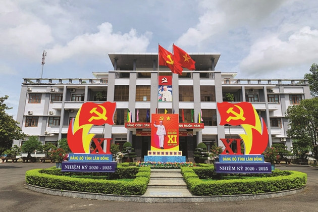 Đến ngày 6/3, UBND tỉnh Lâm Đồng ra quyết định xử phạt vi phạm hành chính số tiền 200 triệu đồng đối với Nguyễn Văn Hoàn về hành vi trên; đồng thời buộc nộp lại số tiền thu lợi bất hợp pháp khi thực hiện các hành vi vi phạm là 23,8 triệu đồng và khôi phục lại tình trạng ban đầu của hòn đảo. Địa phương đã đôn đốc, nhắc nhở nhiều lần, nhưng Hoàn Xuyến vẫn không nộp phạt, không thực hiện các biện pháp khắc phục hậu quả. Vì vậy, ngày 28/3, UBND huyện di Linh đã trình các hồ sơ, thủ tục để UBND tỉnh Lâm Đồng xem xét ban hành quyết định cưỡng chế. (Trụ sở UBND tỉnh Lâm Đồng, ảnh Internet) 