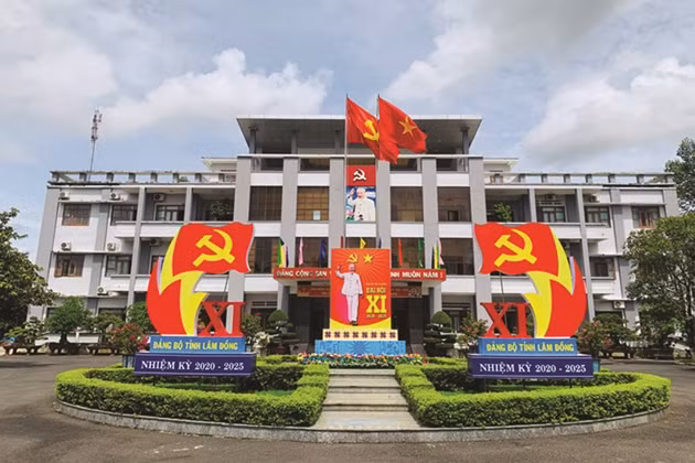 Đến ngày 6/3, UBND tỉnh Lâm Đồng ra quyết định xử phạt vi phạm hành chính số tiền 200 triệu đồng đối với Nguyễn Văn Hoàn về hành vi trên; đồng thời buộc nộp lại số tiền thu lợi bất hợp pháp khi thực hiện các hành vi vi phạm là 23,8 triệu đồng và khôi phục lại tình trạng ban đầu của hòn đảo. Địa phương đã đôn đốc, nhắc nhở nhiều lần, nhưng Hoàn Xuyến vẫn không nộp phạt, không thực hiện các biện pháp khắc phục hậu quả. Vì vậy, ngày 28/3, UBND huyện di Linh đã trình các hồ sơ, thủ tục để UBND tỉnh Lâm Đồng xem xét ban hành quyết định cưỡng chế. (Trụ sở UBND tỉnh Lâm Đồng, ảnh Internet) 