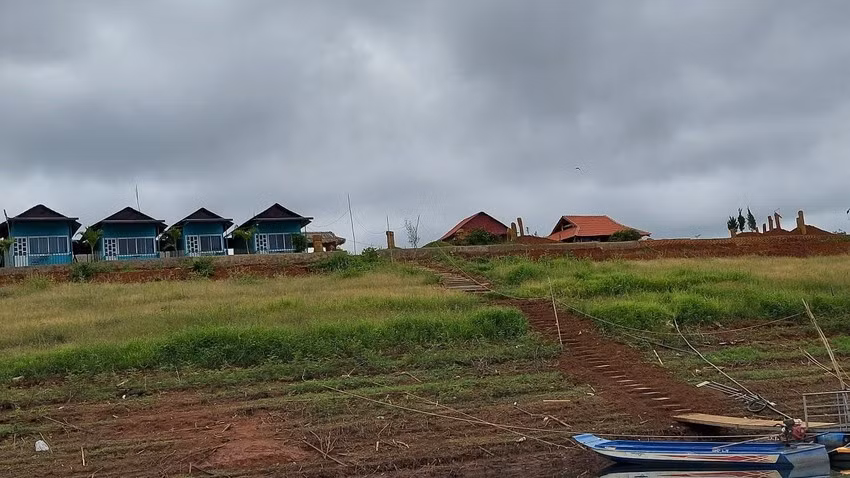 Không chỉ lập băng nhóm gây rối trật tự công cộng, đánh chém người gây thương tích, Hoàn Xuyến còn chiếm đất để hình thành khu du lịch trên hòn đảo giữa lòng hồ Thủy điện Đồng Nai 3 thuộc thôn 5, xã Đinh Trang Thượng, huyện Di Linh, Lâm Đồng. Khu du lịch mang tên “Hạ Long Tây Nguyên” hoạt động không phép. Trên bảng hiệu ghi rõ đây là chi nhánh Hoàn Xuyến, chuyên phục vụ các tour du lịch. (Nhà hàng nổi cùng 5 con thuyền của Hoàn Xuyến giữa lòng hồ thuỷ điện. Ảnh: KPHĐ) 