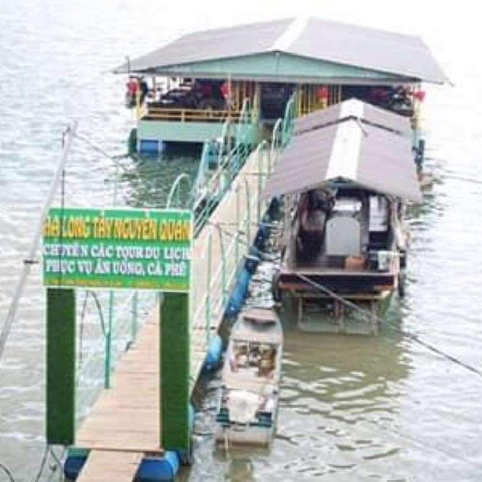 Trong khi cơ quan chức năng đang phối hợp hoàn tất hồ sơ trình UBND tỉnh Lâm Đồng xử lý, Hoàn Xuyến vẫn hoàn thiện các công trình xây dựng không phép trên đảo. Đồng thời, người này cho xây dựng nhà hàng nổi trên hồ, mua sắm thuyền và ca nô, gắn bảng khu du lịch “Hạ Long Tây Nguyên”, tổ chức các tour du lịch đưa đón khách ra ngắm cảnh, vui chơi, nghỉ ngơi tại đảo. (Ảnh minh họa, nguồn Internet)