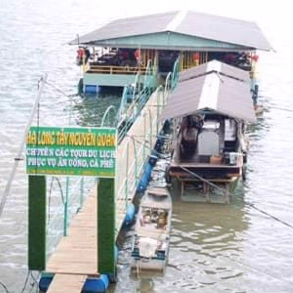 Trong khi cơ quan chức năng đang phối hợp hoàn tất hồ sơ trình UBND tỉnh Lâm Đồng xử lý, Hoàn Xuyến vẫn hoàn thiện các công trình xây dựng không phép trên đảo. Đồng thời, người này cho xây dựng nhà hàng nổi trên hồ, mua sắm thuyền và ca nô, gắn bảng khu du lịch “Hạ Long Tây Nguyên”, tổ chức các tour du lịch đưa đón khách ra ngắm cảnh, vui chơi, nghỉ ngơi tại đảo. (Ảnh minh họa, nguồn Internet)