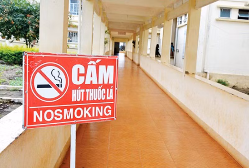 Cạnh đó, tại Điều 3 của thông tư đã quy định cụ thể về các yêu cầu chung đối với tất cả địa điểm cấm hút thuốc lá. Theo đó, tất cả địa điểm cấm hút thuốc lá phải đảm bảo có đặt, in, bố trí biển hoặc chữ hoặc biểu tượng với nội dung cấm hút thuốc lá. Biển bảo đảm các yêu cầu như nội dung thông điệp rõ ràng, dễ hiểu, ngắn gọn; chất liệu biển bền, khó phai; biển đặt ngoài trời chịu được tác động của môi trường bên ngoài; kích thước, cỡ chữ của biển phù hợp... Việc đặt biển bảo đảm các yêu cầu khoảng cách giữa các biển phù hợp với quy mô, không gian của từng địa điểm; đặt biển ở vị trí dễ quan sát, khu vực có nhiều người qua lại... (Ảnh minh họa)