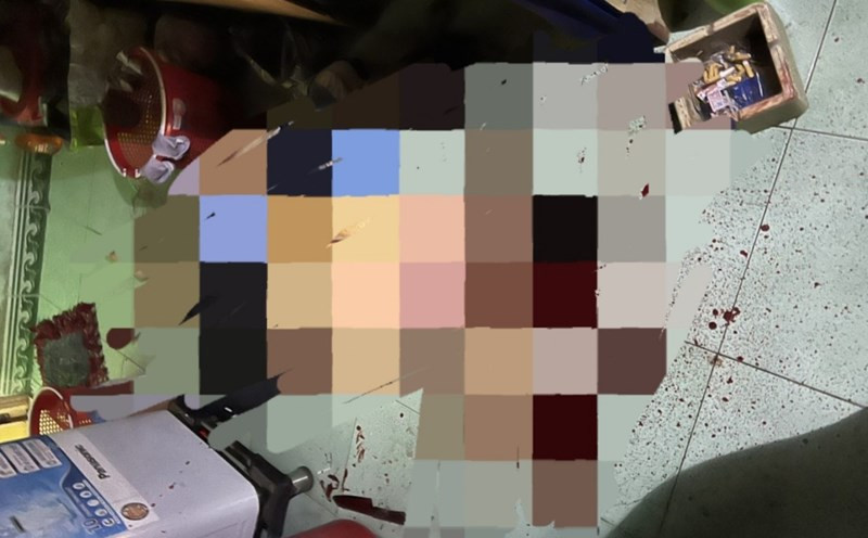 Chạy vào sân nhà, dưới ánh đèn xe máy, anh Chánh phát hiện có nhiều vệt máu loang lổ khắp sân. Linh tính chẳng lành, anh đảo một vòng quanh sân thì bàng hoàng phát hiện có hai người đàn ông đang nằm bất động trên vũng máu và một trong hai người đó chính là bố mình. Chánh vội vã hô hoán hàng xóm đến giúp sức đưa đi bệnh viện cấp cứu nhưng nạn nhân đã tử vong trước đó. Lúc này, kiểm tra nguồn điện thì phát hiện đã bị cắt. Khi điện được cấp trở lại, mọi người mới nhận ra, người đàn ông gục chết cùng ông Diện là Phan Văn Hưng (sinh năm 1984), cháu họ ông Diện, trú cùng thôn. (Ảnh minh hoạ, nguồn Internet)