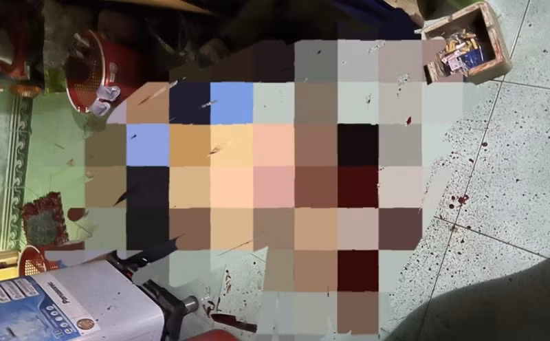 Chạy vào sân nhà, dưới ánh đèn xe máy, anh Chánh phát hiện có nhiều vệt máu loang lổ khắp sân. Linh tính chẳng lành, anh đảo một vòng quanh sân thì bàng hoàng phát hiện có hai người đàn ông đang nằm bất động trên vũng máu và một trong hai người đó chính là bố mình. Chánh vội vã hô hoán hàng xóm đến giúp sức đưa đi bệnh viện cấp cứu nhưng nạn nhân đã tử vong trước đó. Lúc này, kiểm tra nguồn điện thì phát hiện đã bị cắt. Khi điện được cấp trở lại, mọi người mới nhận ra, người đàn ông gục chết cùng ông Diện là Phan Văn Hưng (sinh năm 1984), cháu họ ông Diện, trú cùng thôn. (Ảnh minh hoạ, nguồn Internet)