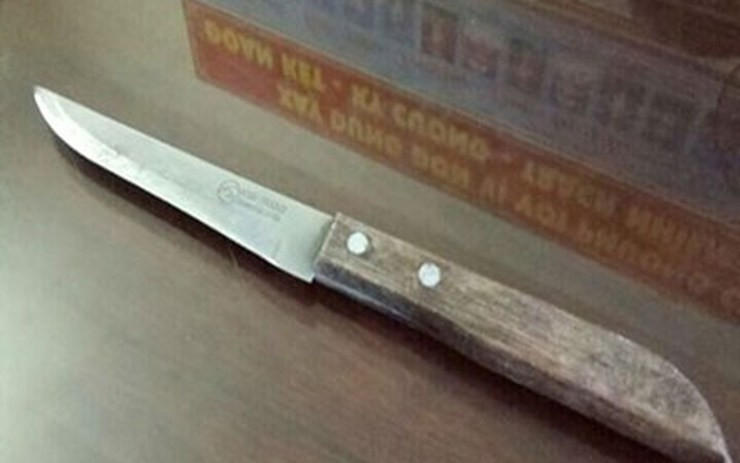 Lúc này, từ xa phát hiện ông Diện đang đứng một mình giữa sân, lập tức, Bảo chạy xe vào và lao đến, dùng dao nhọn đâm nhiều nhát liên tiếp. Khi nạn nhân gục xuống, đối tượng định quay đi thì từ trong nhà, nghe tiếng động nên anh Phan Văn Hưng chạy ra. Trong cơn bấn loạn, Trần Thế Bảo tiếp tục lao vào, dùng dao để tấn công anh. Sau khi thấy hai nạn nhân gục xuống, đối tượng đã tìm cách ngắt cầu dao điện rồi rời khỏi hiện trường. Trên đường đi, Bảo đã vứt áo mưa có dính máu để phi tang, sau đó chạy xe máy ra thành phố Vinh (Nghệ An). (Ảnh minh hoạ, nguồn Internet) 