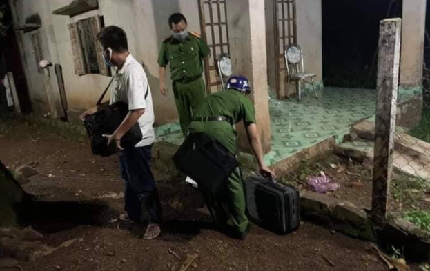 Ngay trong đêm, lực lượng tinh nhuệ nhất của Phòng Cảnh sát hình sự đã có mặt để truy bắt hung thủ. Kết quả khám nghiệm cho thấy, ông Phan Văn Diện tử vong bởi có 11 vết đâm trên cơ thể, trong khi anh Phan Văn Hưng cũng bị 17 nhát dao dẫn đến mất mạng. (Ảnh minh hoạ, nguồn Internet)