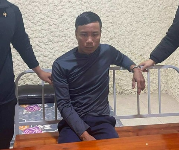 Sự bực tức lên đến đỉnh điểm từ sau ngày người yêu cũ đi lấy chồng. Cho rằng, chính bố vợ “hụt” là người đã chia rẽ tình cảm của con trẻ, Trần Thế Bảo đã âm thầm toan tính và lên kế hoạch sát hại ông Diện để trả thù. Nắm bắt được quy luật sinh hoạt của gia đình bởi những lần tới chơi trước đó, đêm 2/12, biết thời điểm này ông Diện thường chỉ ở nhà một mình nên Bảo đã chuẩn bị dao nhọn bỏ vào ba lô, lấy áo mưa mặc vào để ngụy trang rồi lầm lũi tới nhà người yêu cũ. Đối tượng khai nhận, lúc đến ngõ, vừa định đi thẳng vào nhà thì bất ngờ bị đàn chó phát hiện nên sủa ầm ĩ. Sợ bị phát hiện, Bảo đã chạy xe đi chỗ khác, tầm 30 phút sau thì quay lại.