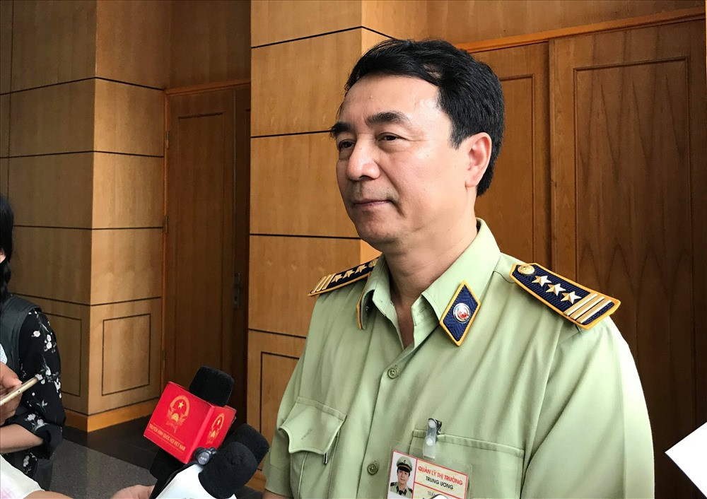 Trên Facebook cá nhân, vụ sản xuất sách giáo khoa giả ông Trần Hùng viết: "…nếu ko giữ gìn đạo đức phẩm chất, rèn luyện tu dưỡng thường xuyên, thì con người ta rất dễ bị hạ gục và khuất phục bởi những cám dỗ. Trong công cuộc chống tội phạm hàng gian, hàng giả, nhiều vụ việc nguy hiểm trực tiếp đe doạ đến tính mạng, nhiều áp lực, thị phi, vu cáo, nặc danh, chính danh, rồi đủ các loại đòn bẩn đánh sau lưng, mua chuộc, hối lộ,... đủ hết, tôi đều luôn cố gắng đủ bản lĩnh để vượt qua..." 