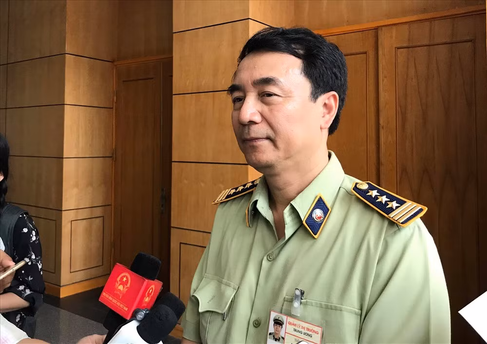 Trên Facebook cá nhân, vụ sản xuất sách giáo khoa giả ông Trần Hùng viết: "…nếu ko giữ gìn đạo đức phẩm chất, rèn luyện tu dưỡng thường xuyên, thì con người ta rất dễ bị hạ gục và khuất phục bởi những cám dỗ. Trong công cuộc chống tội phạm hàng gian, hàng giả, nhiều vụ việc nguy hiểm trực tiếp đe doạ đến tính mạng, nhiều áp lực, thị phi, vu cáo, nặc danh, chính danh, rồi đủ các loại đòn bẩn đánh sau lưng, mua chuộc, hối lộ,... đủ hết, tôi đều luôn cố gắng đủ bản lĩnh để vượt qua..." 