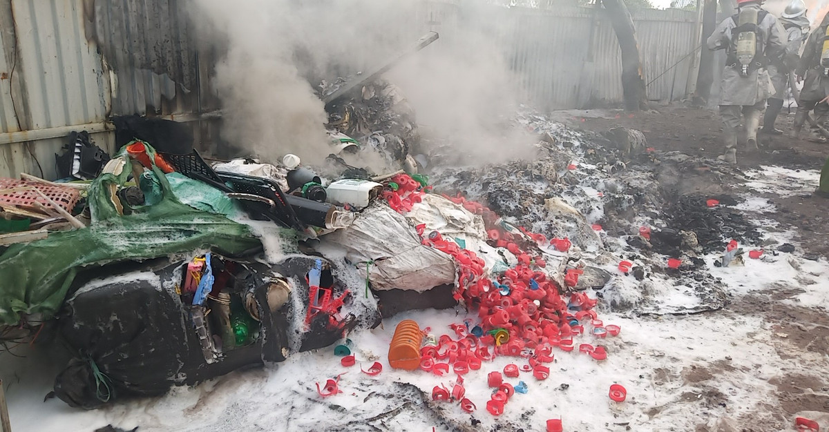 Vụ cháy làm nhiều đồ vật, dụng cụ bằng nhựa bị thiêu rụi.