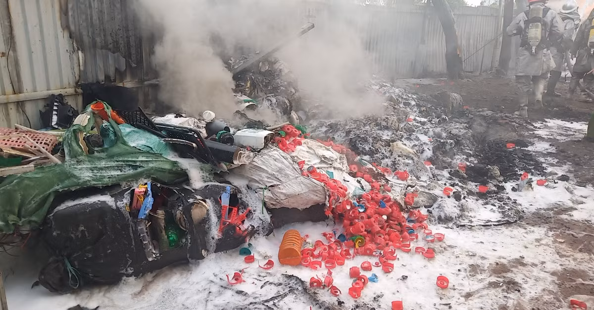 Vụ cháy làm nhiều đồ vật, dụng cụ bằng nhựa bị thiêu rụi.