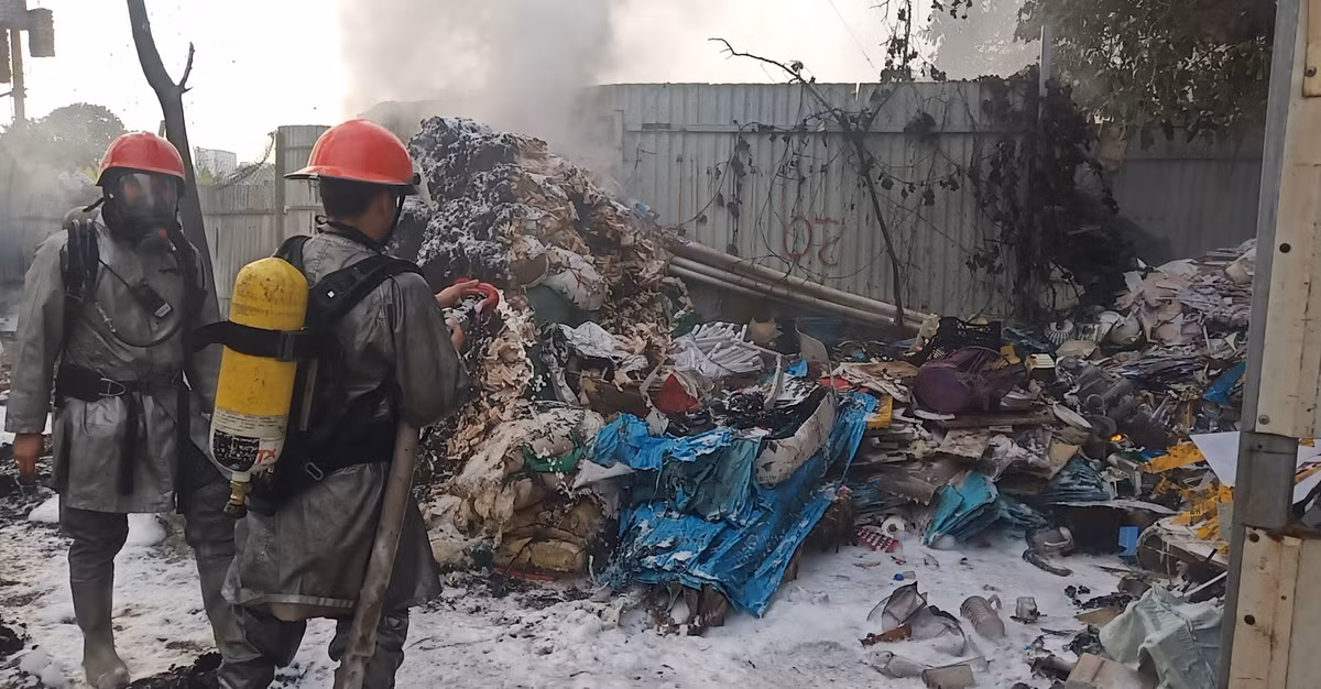 Hiện, các đơn vị chức năng đang huy động phương tiện, lực lượng đến hiện trường dập lửa, xử lý vụ việc, xác minh nguyên nhân vụ cháy bãi tập kết nhựa.