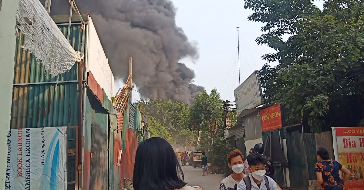 Ha Noi: Chay bai tap ket nhua, cot khoi boc cao hang tram met-Hinh-2