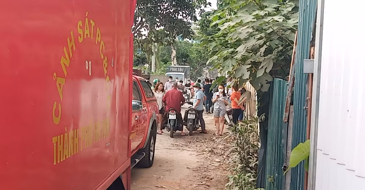 Tại khu vực xảy ra vụ hoả hoạn, cột khói lửa bốc cao hàng trăm mét, bao trùm một vùng rộng lớn khiến nhiều người quanh khu vực tò mò đến xem. 