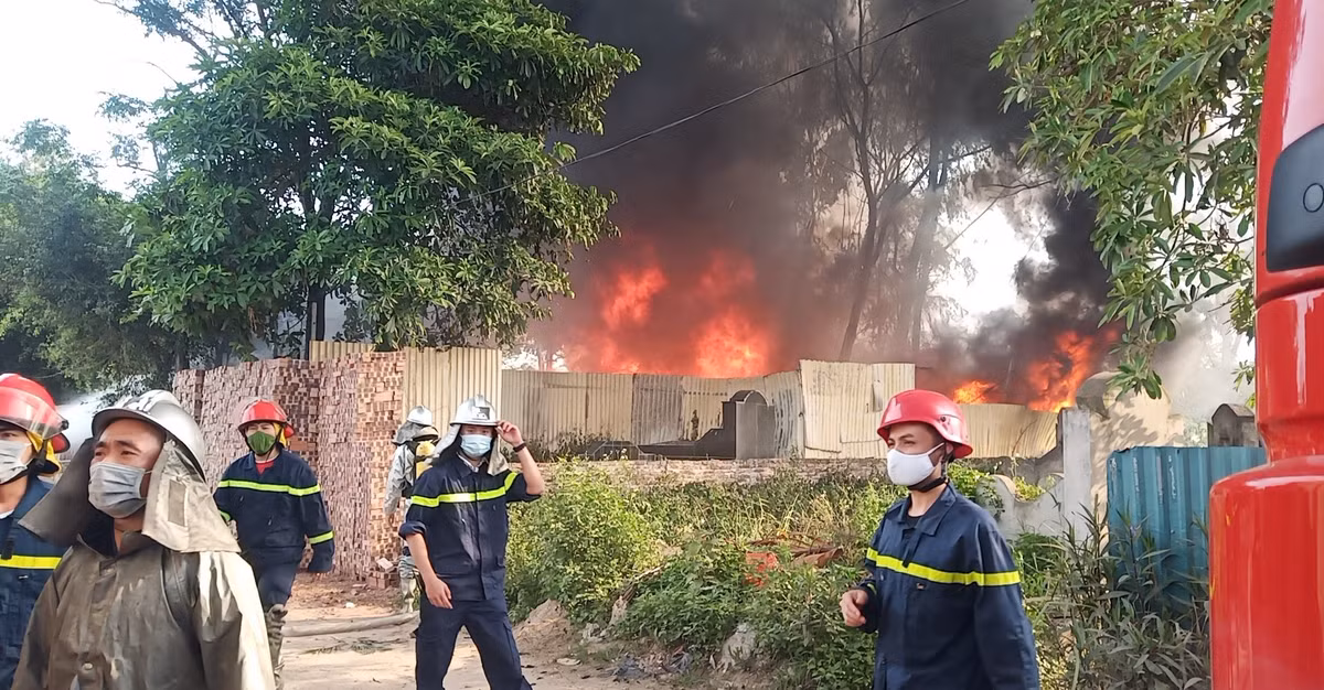 Nhận được tin báo, các đơn vị nghiệp vụ đã khẩn trương có mặt tại hiện trường để tiến hành dập lửa. 