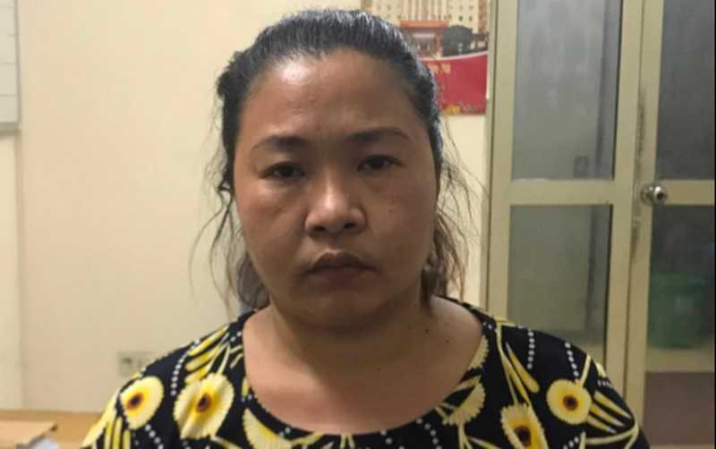  Hay đòi 'quan hệ', người đàn ông chạy xe ôm bị chém trọng thương: Do ông P. (67 tuổi, trú quận Đống Đa, Hà Nội), làm nghề xe ôm hay đe dọa, đánh và đòi quan hệ tình dục với Nguyễn Thị Tú Oanh (38 tuổi, ở Thanh Hóa) nên đối tượng đã dùng dao chém 3 nhát vào cổ ông P. khiến nạn nhân gục tại chỗ xảy ra tại quận Hai Bà Trưng. Ngày 15/5, Công an quận Hai Bà Trưng cho biết đang tạm giữ Oanh để điều tra, làm rõ. 