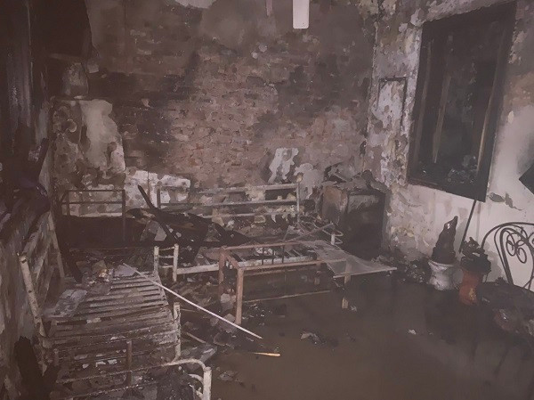 Ngôi nhà xảy ra cháy gồm 3 tầng, kết cấu bê tông, cốt thép, điểm cháy xuất phát tại khu vực phòng khách tầng 1, có người mắc kẹt bên trong. Đám cháy phát sinh nhiều khói, khí độc gây ảnh hưởng đến việc chữa cháy và tổ chức cứu nạn, cứu hội.