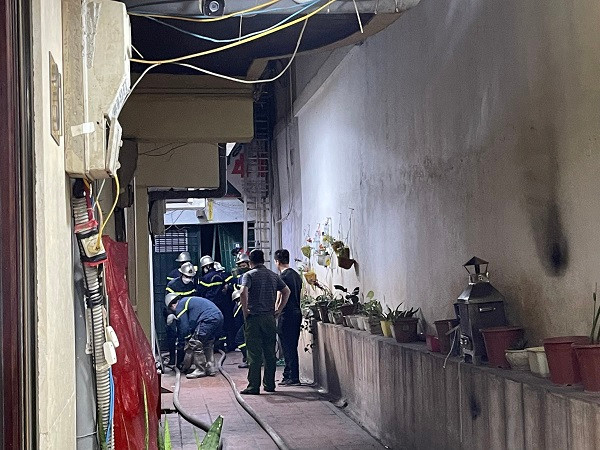 Ha Noi: Chay nha luc rang sang, 3 nguoi duoc giai cuu kip thoi-Hinh-2