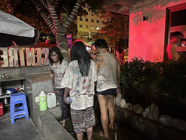 Sau một thời gian nỗ lực chữa cháy, đến 3h30 phút cùng ngày, đám cháy đã được lực lượng Cảnh sát PCCC&amp;CNCH dập tắt hoàn toàn, không để ngọn lửa cháy lan sang các khu vực nhà dân lân cận. Đồng thời, lực lượng Cảnh sát PCCC và CNCH đã cứu được 3 người trong gia đình ra khu vực an toàn.