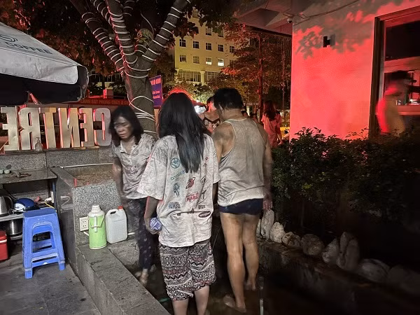 Sau một thời gian nỗ lực chữa cháy, đến 3h30 phút cùng ngày, đám cháy đã được lực lượng Cảnh sát PCCC&amp;CNCH dập tắt hoàn toàn, không để ngọn lửa cháy lan sang các khu vực nhà dân lân cận. Đồng thời, lực lượng Cảnh sát PCCC và CNCH đã cứu được 3 người trong gia đình ra khu vực an toàn.