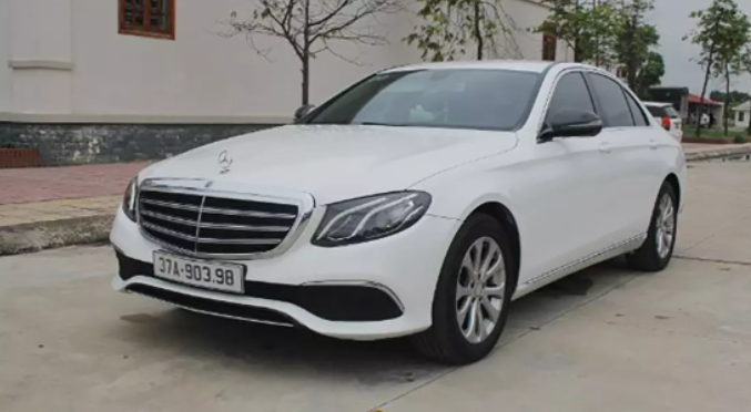 Để tạo niềm tin trước khi chiếm đoạt tài sản với số tiền lớn, Hằng đã tự làm hợp đồng đặt cọc mua bán đất, làm giả giấy chứng nhận quyền sử dụng đất rồi chuyển cho những người bỏ vốn đầu tư cùng mình. Từ các thủ đoạn trên, Công an xác định từ tháng 1 đến nay, Hằng đã sử dụng 2 giấy chứng nhận quyền sử dụng đất làm giả để lừa đảo chị P.T.M.H. (SN 1991, trú tại quận Hoàng Mai, Hà Nội) với số tiền gần 8 tỷ đồng. 