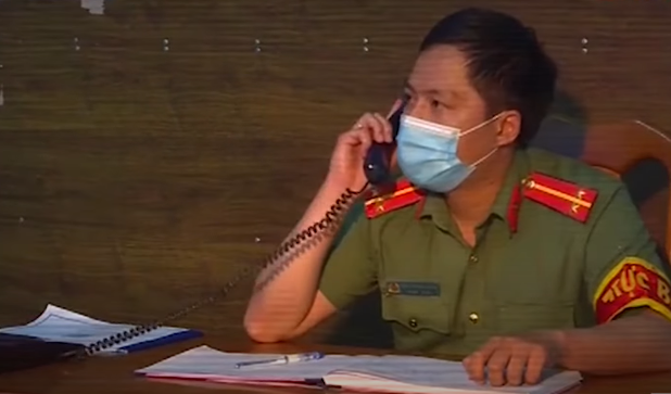 Theo hồ sơ vụ án, khoảng 0h ngày 5/12/2021, Công an huyện Đăk Tô, tỉnh Kon Tum nhận được tin tố giác tội phạm do Công an thị trấn Đăk Tô thông báo về vụ việc tại khu vực thôn Đăk Rao Lớn, thị trấn Đăk Tô xảy ra vụ án mạng khiến một nam thanh niên tử vong, trên người có nhiều vết thương nghi do súng bắn.