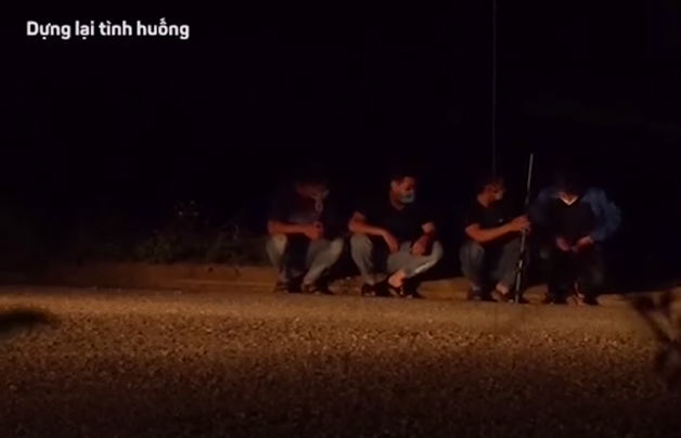 Tại cơ quan Công an, các đối tượng khai nhận, khoảng 20h ngày 4/12/2021, Nguyễn Xuân Thiện, Nguyễn Văn Bình (SN 1995), Nguyễn Anh Vỹ (SN 2004), và Trương Quang Bảo (SN 2006), rủ nhau cùng dùng một khẩu súng hơi, dạng khí nén để đi bắn chim tại khu vực đất trống tại thị trấn Đăk Tô, tỉnh Kon Tum.