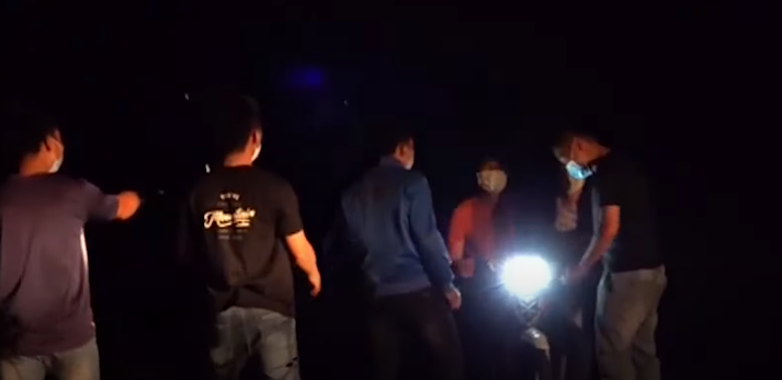 Đến 22h cùng ngày, cả nhóm bắt gặp A Bông và A Rồng chở nhau trên xe gắn máy, đi mua bánh mì để về ăn đêm. Mặc dù không quen biết, cũng không hề có mâu thuẫn với nhau nhưng vì tiếng pô e của A Bông và bạn gây ồn ào, nên cả hai nhóm thanh niên đã xảy ra mâu thuẫn.