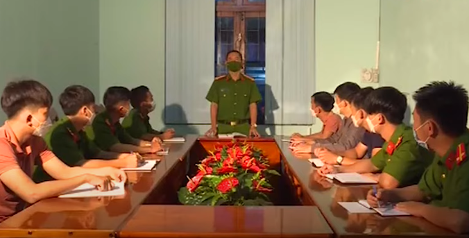 Người tử vong được xác định là A Rồng (SN 2005, trú tại thôn Đăk Con, xã Đăk Cơ Lớn, huyện Đăk Tô, tỉnh Kon Tum). Trước tính chất đặc biệt nghiêm trọng của vụ án, ban Giám đốc Công an tỉnh Kon Tum đã chỉ đạo Phòng CSHS kết hợp với Phòng Kỹ thuật hình sư Công an tỉnh, Công an huyện Đăk Tô và các đơn vị nghiệp vụ lập tức huy động lực lượng vào cuộc điều tra vụ việc.