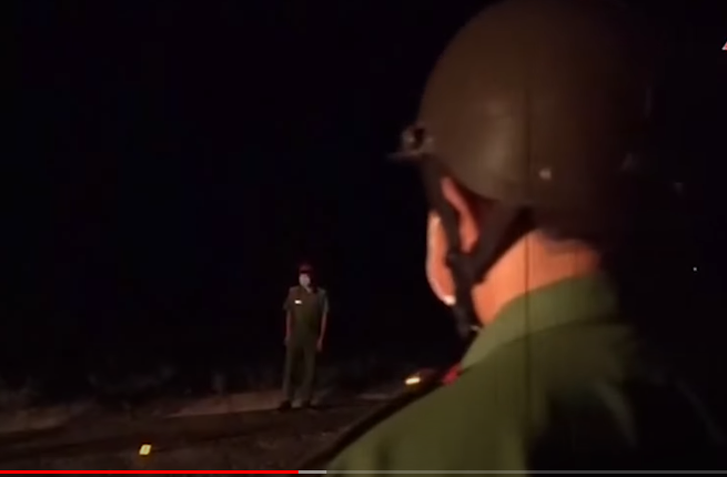 Tuy nhiên, không lùi bước trước khó khăn, cơ quan điều tra đã tiếp tục tập trung sàng lọc hồ sơ của các đối tượng phạm pháp hình sự trong diện quản lý để khoanh vùng nghi phạm. Mặc khác, Công an huyện Đăk Tô toả đi từng ngõ ngách từng con đường tại khu vực mà nhân chứng cho là hiện trường. Qua đó, Công an phát hiện thêm được một số vết máu nhỏ giọt gần ngã ba đường A Dừa và tỉnh Lộ 679, Công an xác định đây có thể là hiện trường chính của vụ án chứ không phải địa điểm ban đầu mà nhân chứng khai báo.